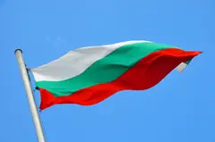 Българското знаме на фона на синьо небе