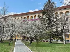Сградата на Стопанския факултет на Софийския университет през пролетта